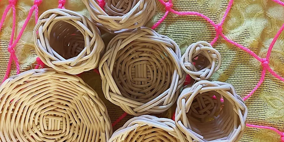 Hanf woven baskets of a variety of sizes.